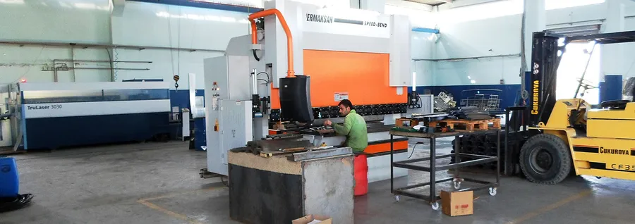 CNC-Abkantpresse und Laserschneiden