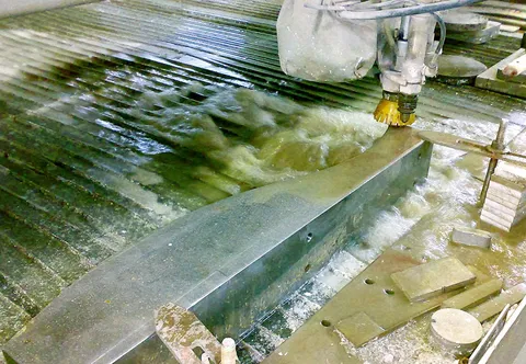 Pezzo tagliato con il waterjet 8